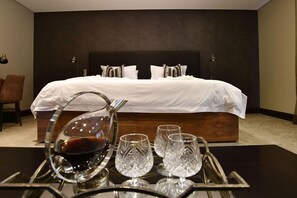 Minibar, safe på rommet, skrivebord og wi-fi (inkludert)