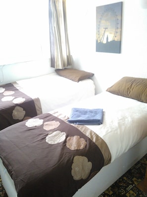 Twin Room, 2 Single Beds, Ensuite | Individually decorated, free WiFi