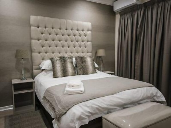 Iron/ironing board, free WiFi - The Royal Guest House (Klerksdorp)