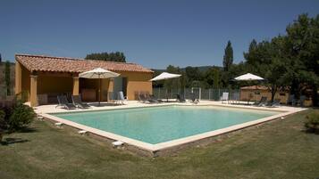 季节性开放的室外游泳池