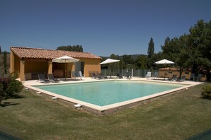 季节性开放的室外游泳池