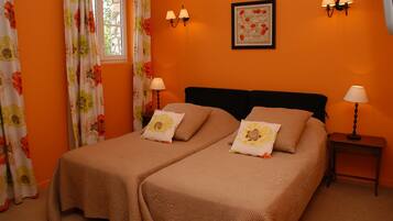 xxx | 迷你吧、办公桌、隔音、免费 WiFi