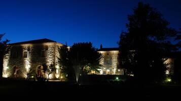 住宿正面 - 傍晚/夜晚