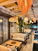 Deluxe Oda, 1 Çift Kişilik Yatak, Havuz Kullanımı, Havuz Manzaralı | Minibar, odada kasa, masa, ses yalıtımı 