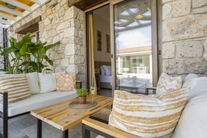 Deluxe Oda, 1 Çift Kişilik Yatak, Havuz Kullanımı, Havuz Manzaralı | Minibar, odada kasa, masa, ses yalıtımı 