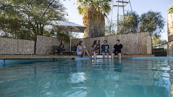 Piscine extérieure, parasols de plage, chaises longues