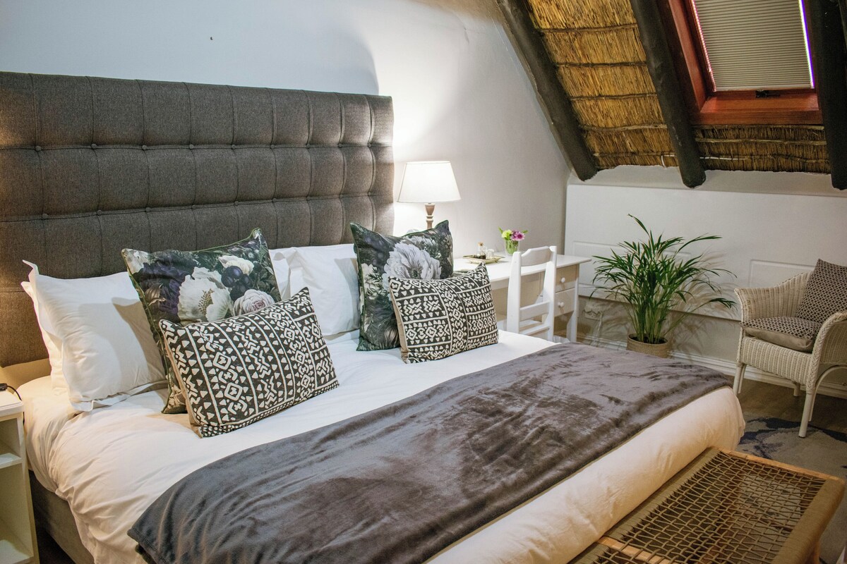 Habitación económica doble | Edredones de plumas, caja fuerte, cortinas opacas y wifi gratis