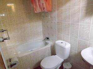 Standard Double Room, Multiple Beds | Bathroom | Combined shower/bathtub, deep-soaking bathtub, free toiletries - Hotel y Turismo Amigos (San Pedro de Atacama)