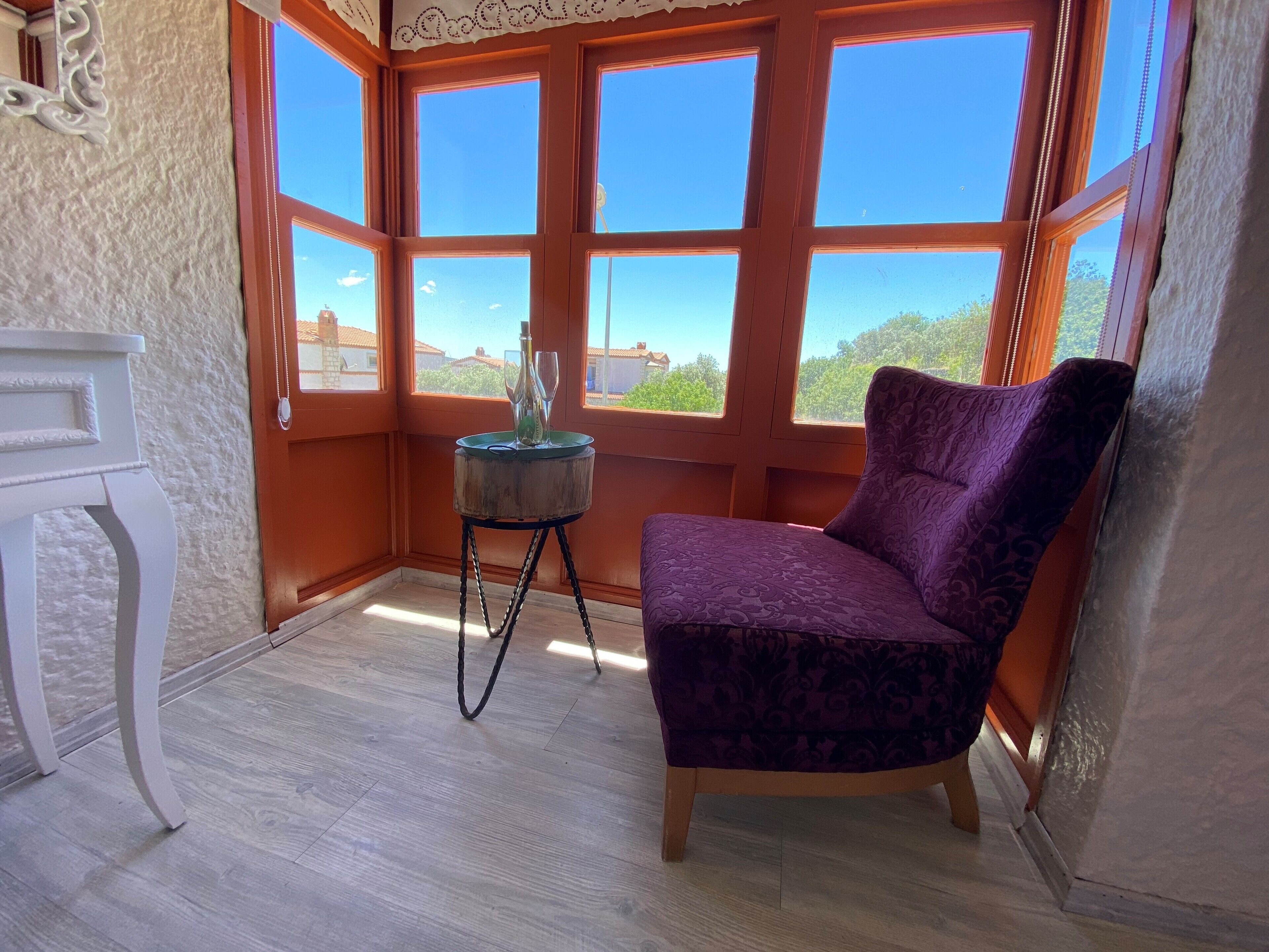 deluxe room | living area | 51-inch lcd tv with satellite channels, tv