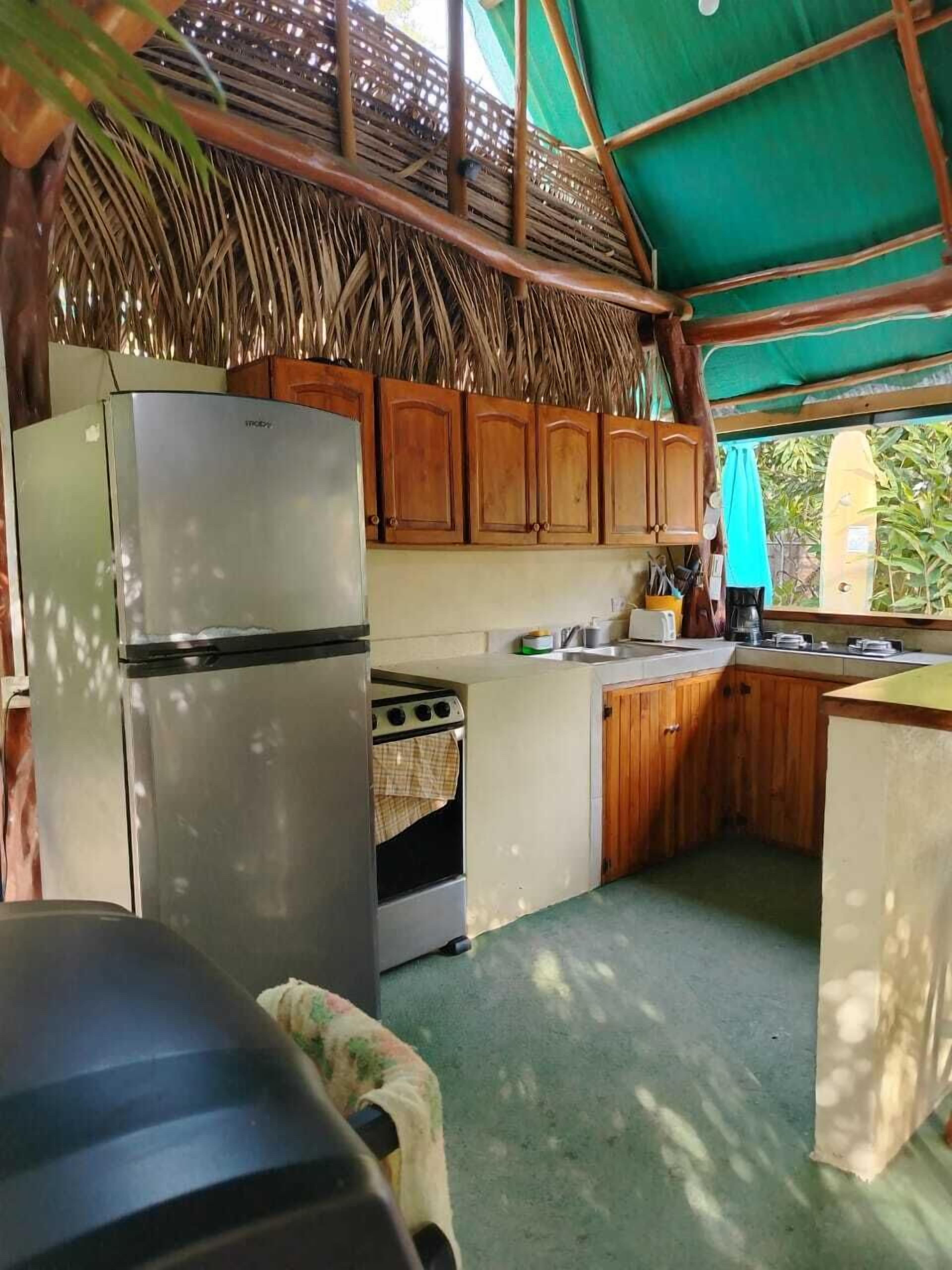 Standard Single Room | Living area | 32-inch flat-screen TV with digital channels, TV