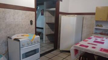 Chalet | Private kitchen | Fridge, cookware/dishes/utensils