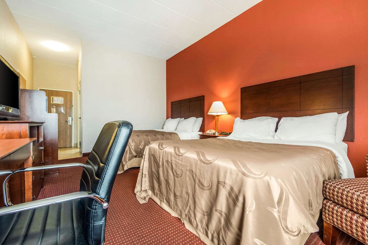 Combined shower/tub, free toiletries, hair dryer, towels