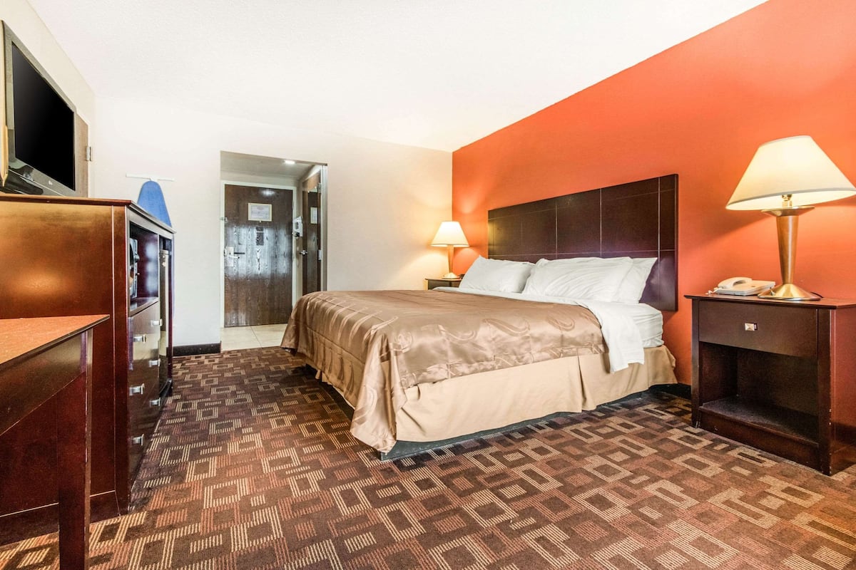 Combined shower/tub, free toiletries, hair dryer, towels