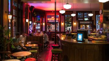 Serves lunch and dinner