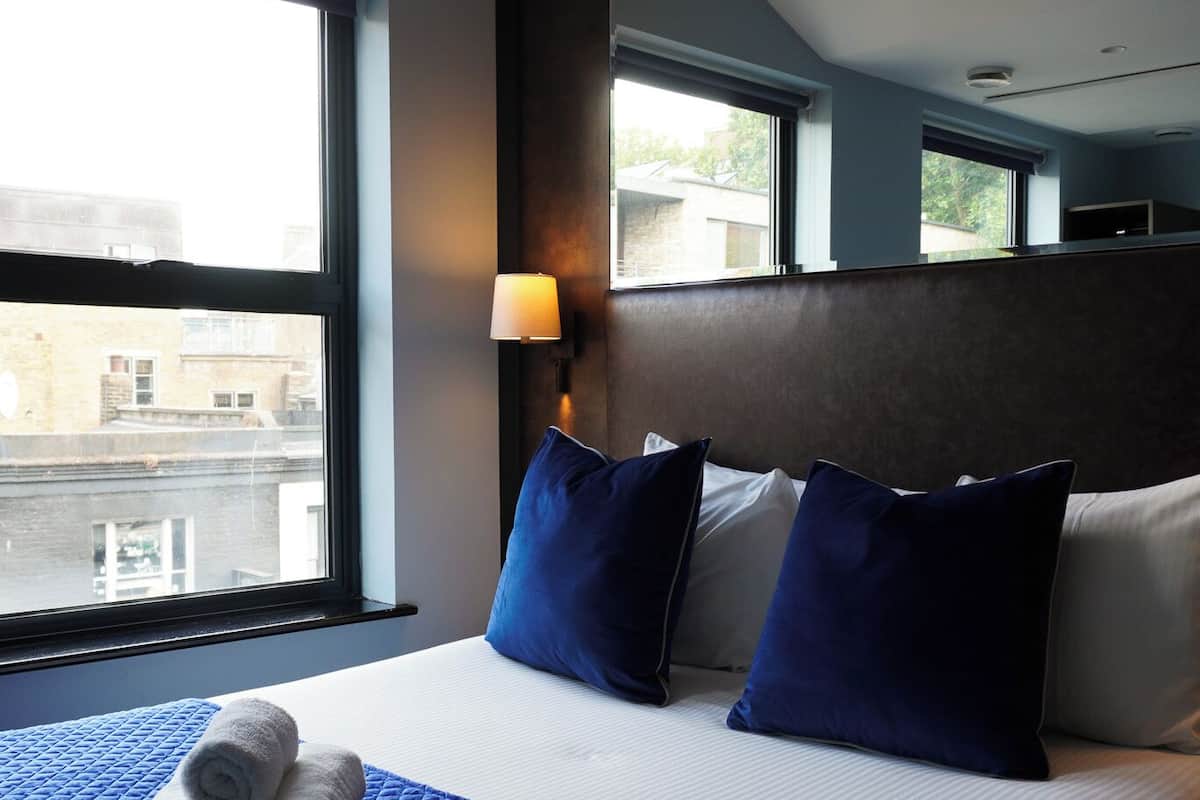 Ferdinand Street Deluxe Room (Located outside The Camden Enterprise Hotel) | Ylelliset vuodevaatteet, tallelokero huoneessa, äänieristys