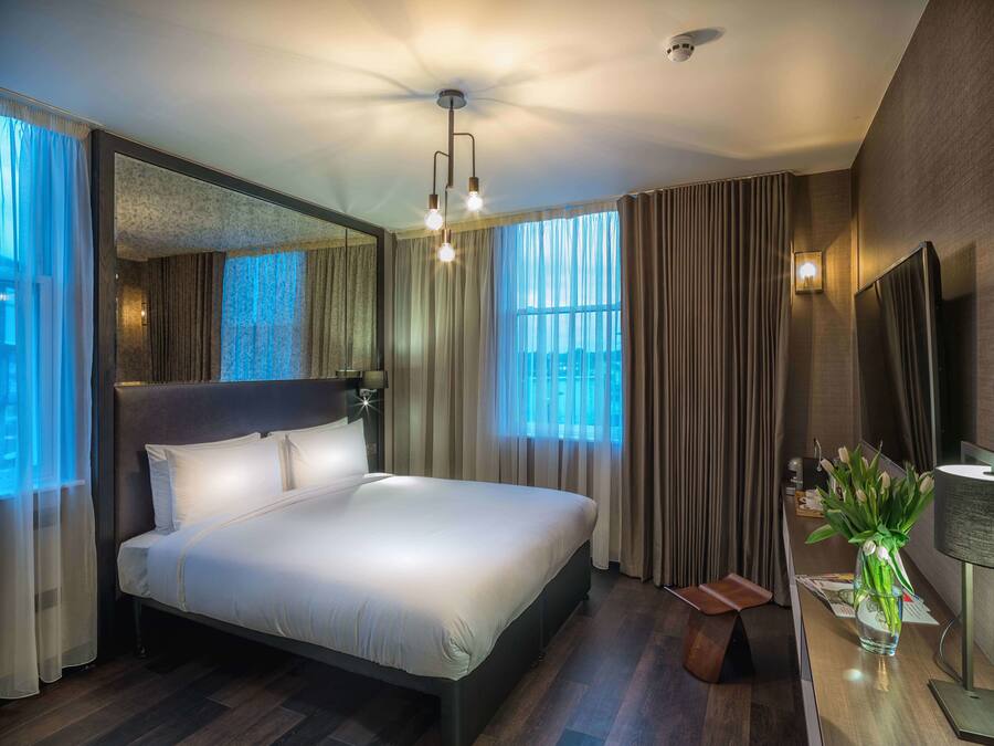 Quarto casal superior | Roupas de cama premium, cofres nos quartos, quartos à prova de som