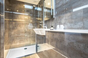 Shower, free toiletries, hair dryer, towels - Camden Enterprise Hotel & Pub (London)