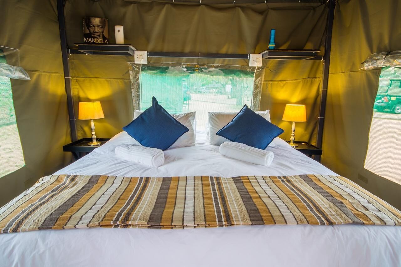 Classic Tent, 1 Bedroom, Mountain View, Garden Area | Bathroom amenities | Towels