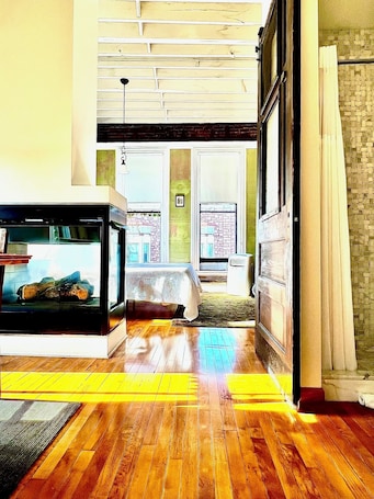 Premium Studio Suite, Multiple Beds, Fireplace | Individually decorated, iron/ironing board, free WiFi, bed sheets