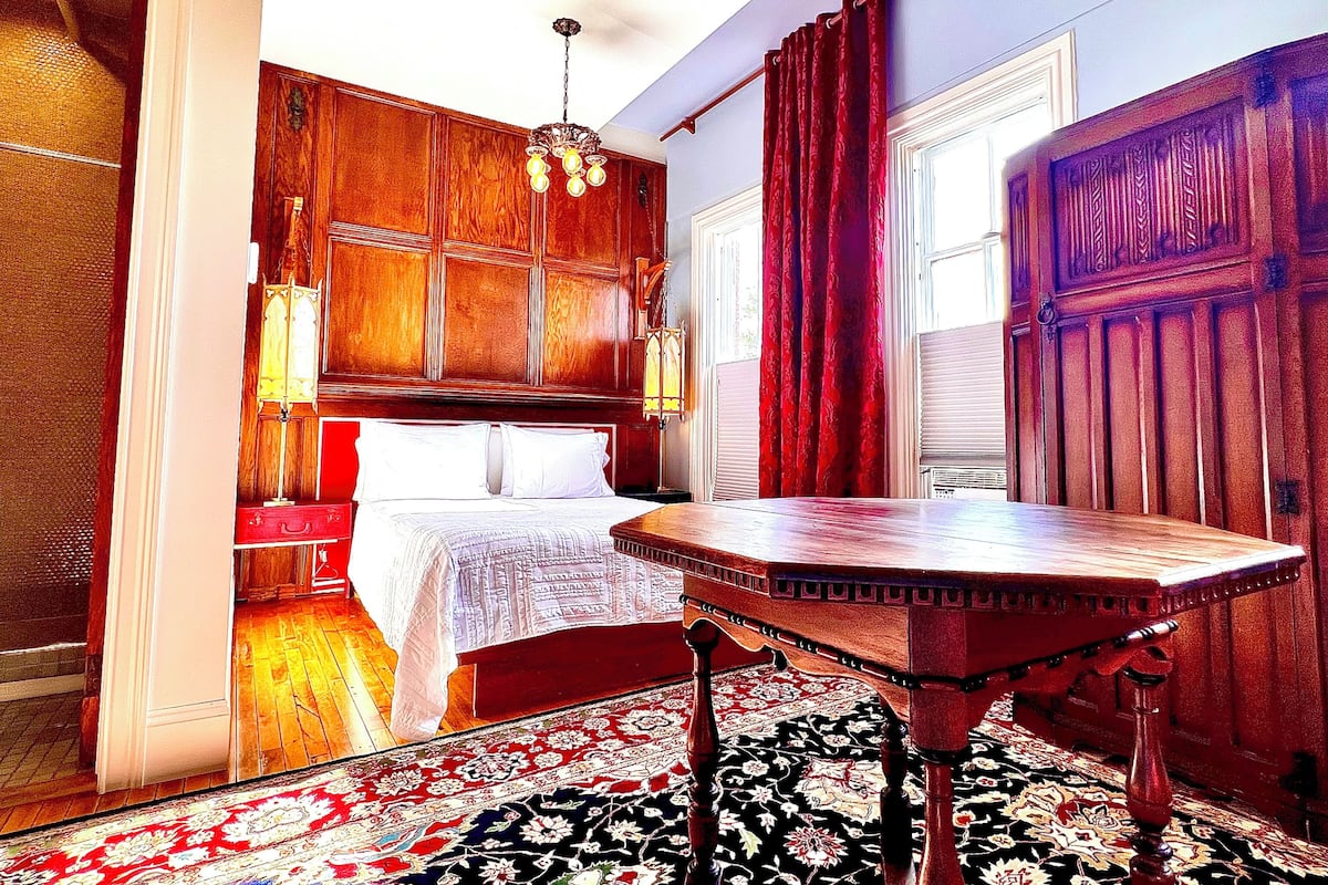 Deluxe tweepersoonskamer, 1 queensize bed, uitzicht op stad | 1 slaapkamer, individueel gedecoreerd, een strijkplank/strijkijzer