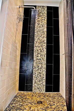 Deluxe Double Room, 1 Queen Bed, City View | Bathroom shower - Hart House Hotel (Medina)