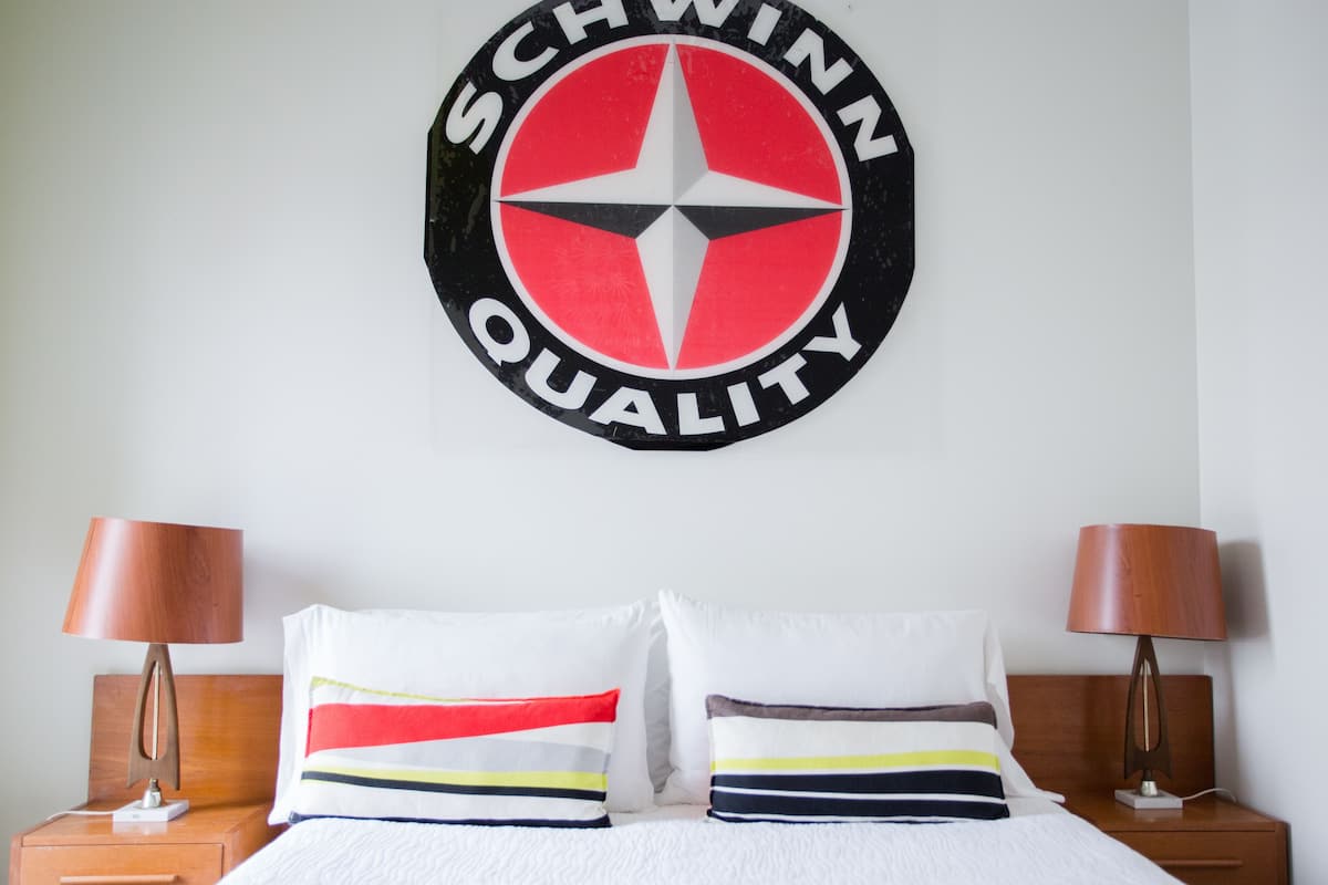 Junior tweepersoonskamer, voor 1 persoon, 1 queensize bed, privébadkamer, uitzicht op stad | 1 slaapkamer, individueel gedecoreerd, een strijkplank/strijkijzer