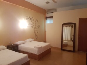 Quarto casal conforto de uso individual, 2 camas de casal | Escrivaninha, Wi-Fi de cortesia