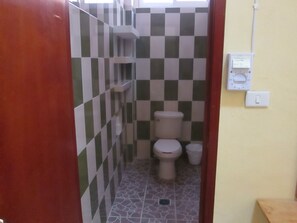 Quarto solteiro conforto, 1 cama King, acessível | Banheiro | Chuveiro, produtos de toalete grátis, toalhas de banho 