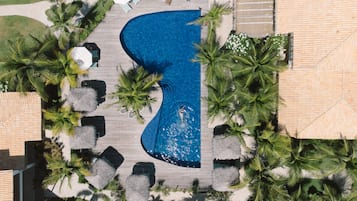 Een buitenzwembad, parasols voor strand/zwembad