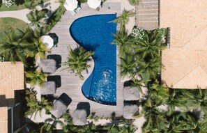 Outdoor pool, pool umbrellas, sun loungers - Pausa Hotel (Fortim)
