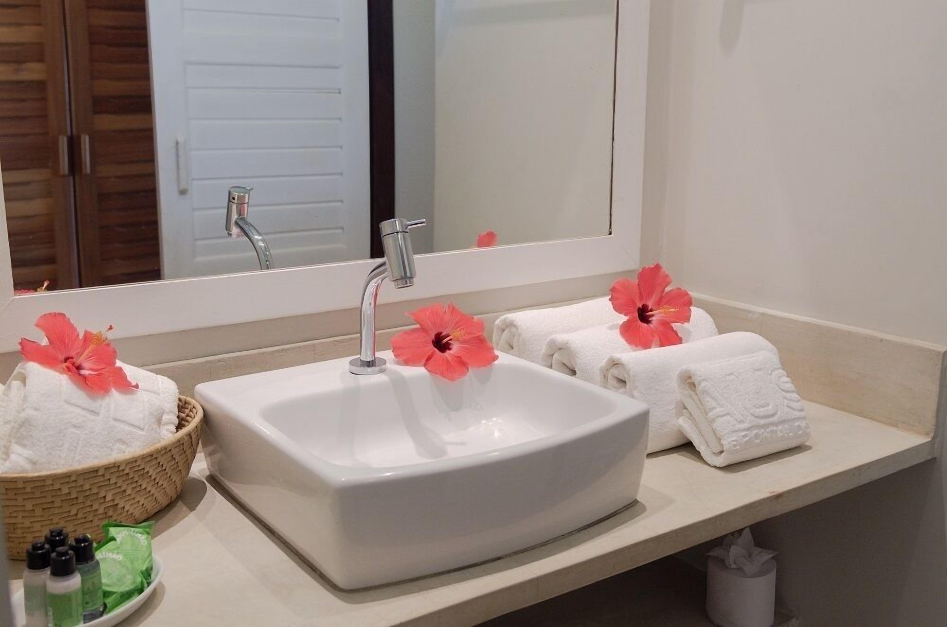 family room | bathroom | shower, rainfall showerhead, free toiletries, towels