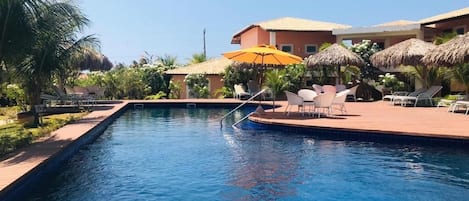 Piscine extérieure, parasols de plage, chaises longues