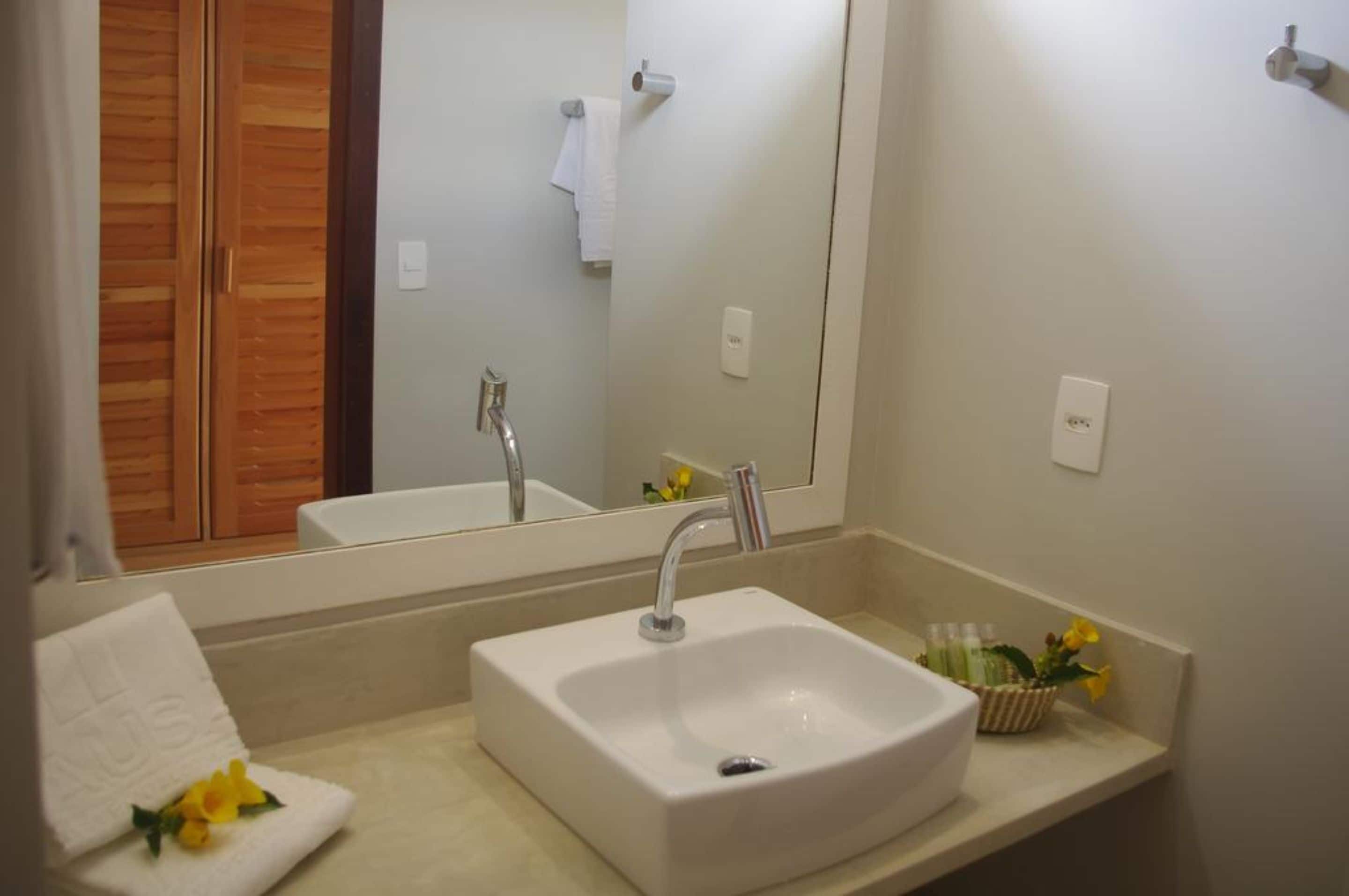 shower, rainfall showerhead, free toiletries, towels