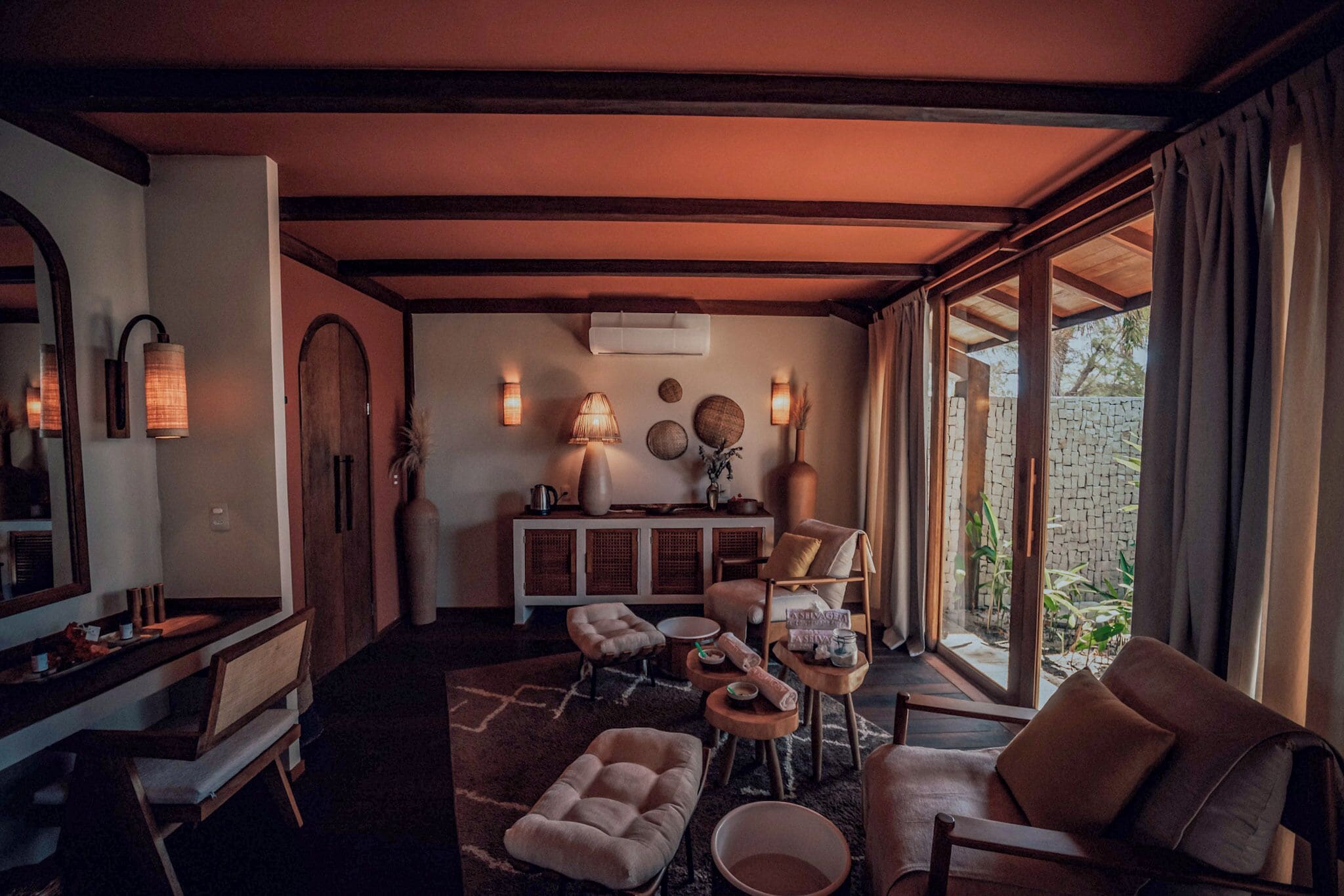 Un salon chaleureux avec une cheminée, des sièges confortables et une vue sur l’extérieur.