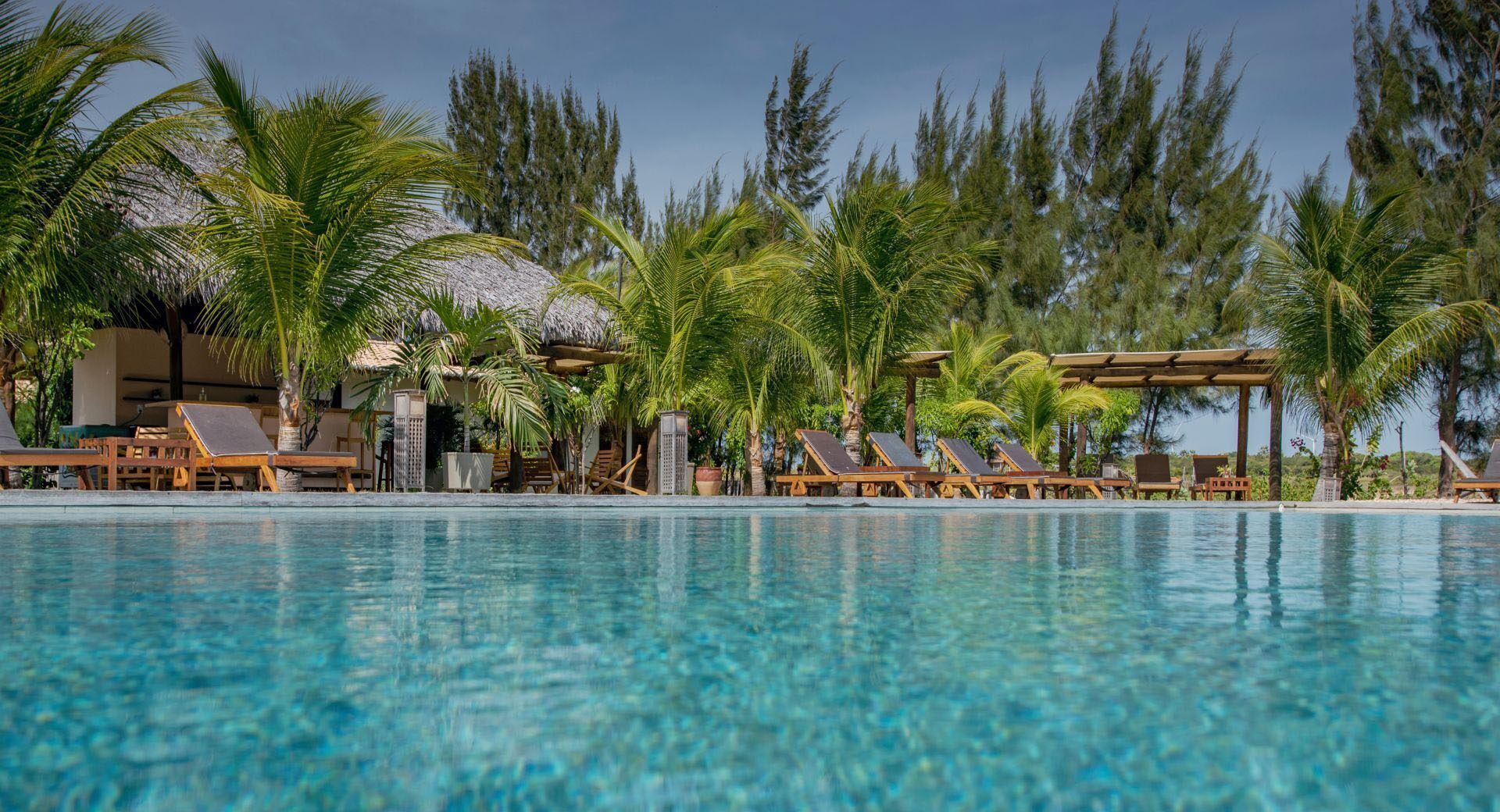 2 utendørsbassenger og solsenger