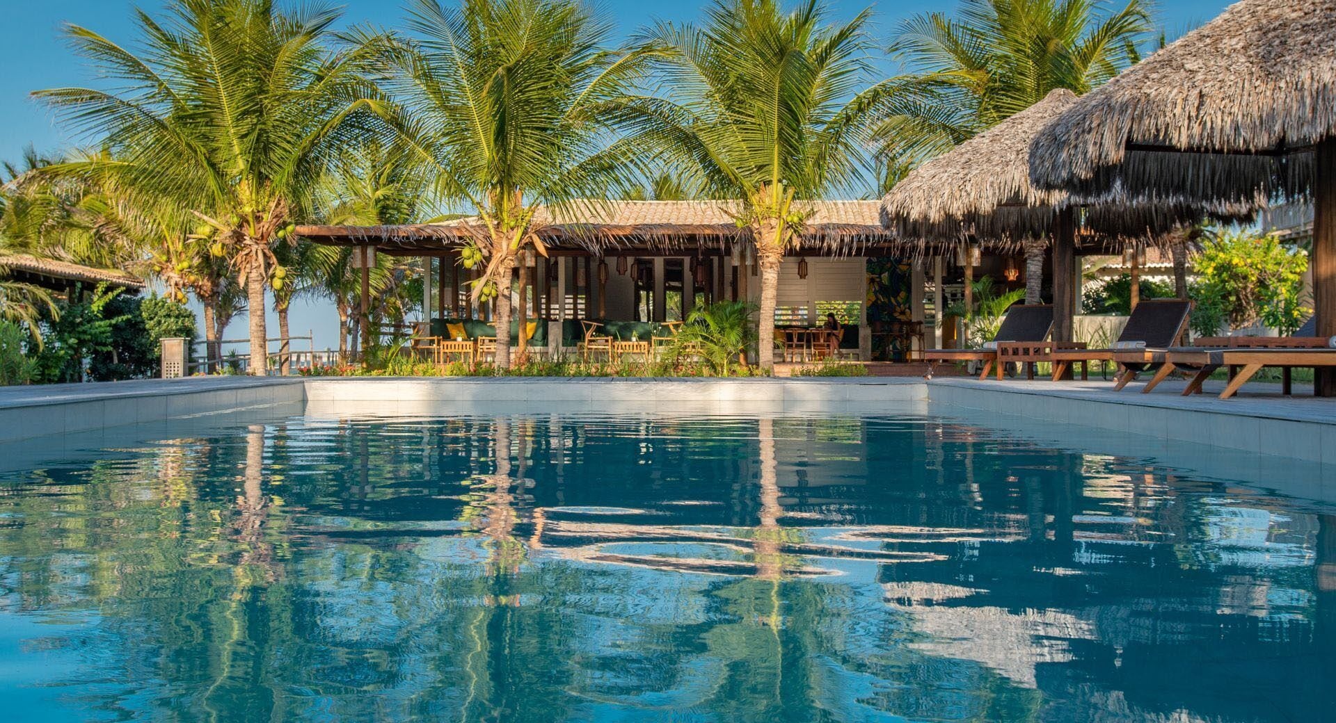 2 outdoor pools, pool loungers