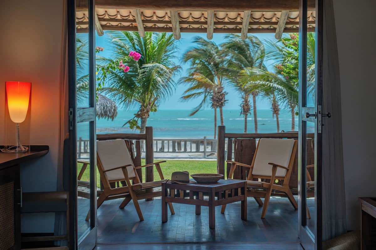 Bangalô Luxo Oceano | Minibar, brankas, meja kerja, dan tirai kedap cahaya