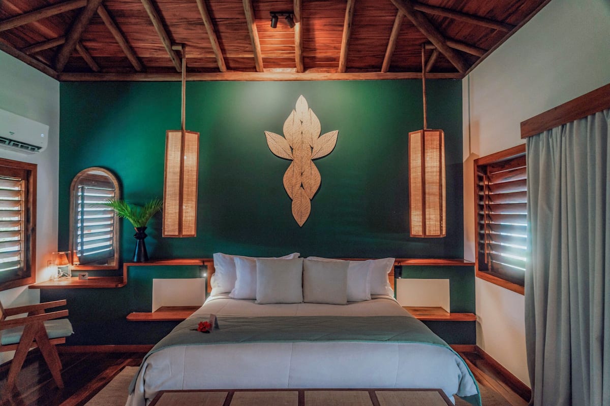 Bungalow – premium | Minibar, safe på rommet, skrivebord og blendingsgardiner