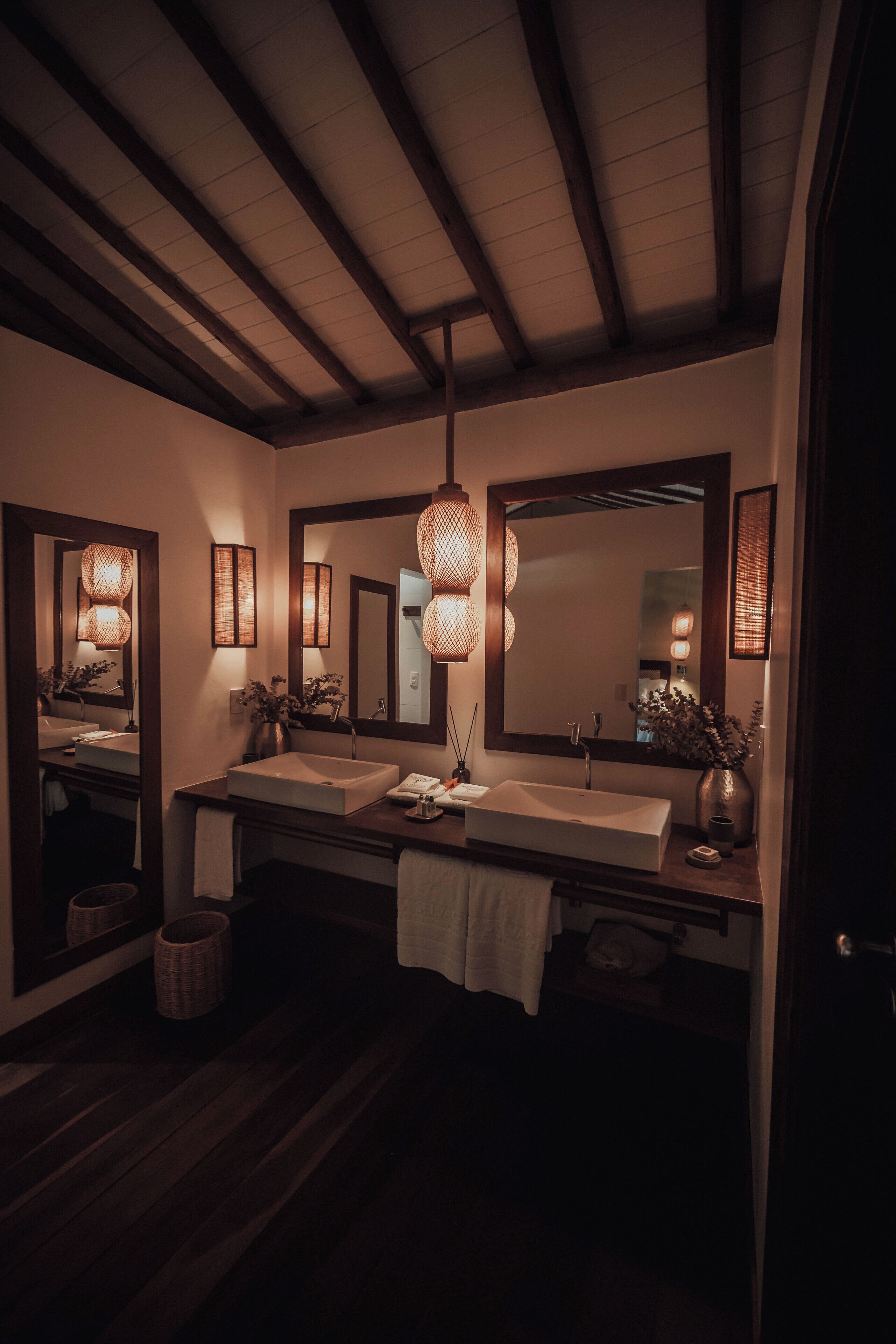 comfort bungalow | bathroom | free toiletries, hair dryer, bathrobes, towels