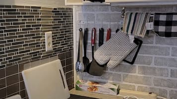 Standard Room, 1 Queen Bed | Private kitchenette | Full-size fridge, microwave, coffee/tea maker, toaster