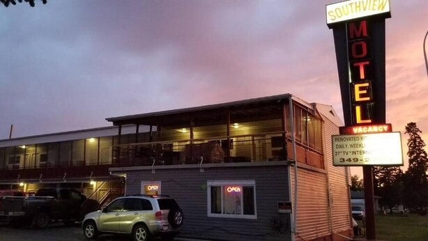 Un motel avec une enseigne indiquant « Southview Motel » et « Chambres disponibles ».