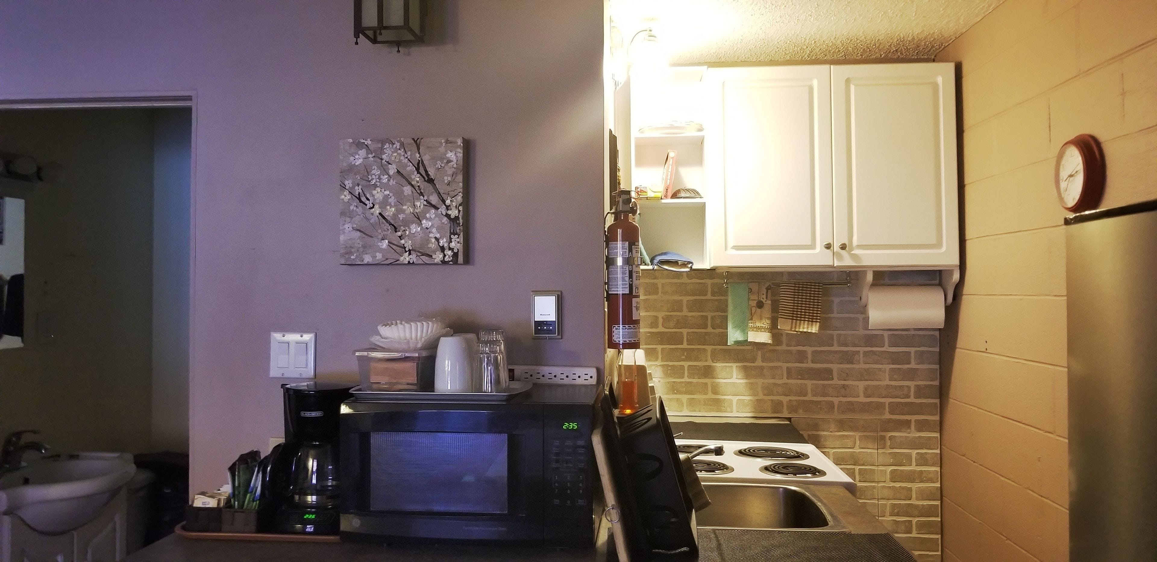 Refrigerador con congelador, microondas, cafetera y tetera y tostadora 