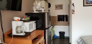 Grand réfrigérateur, micro-ondes, cafetière/bouilloire, grille-pain
