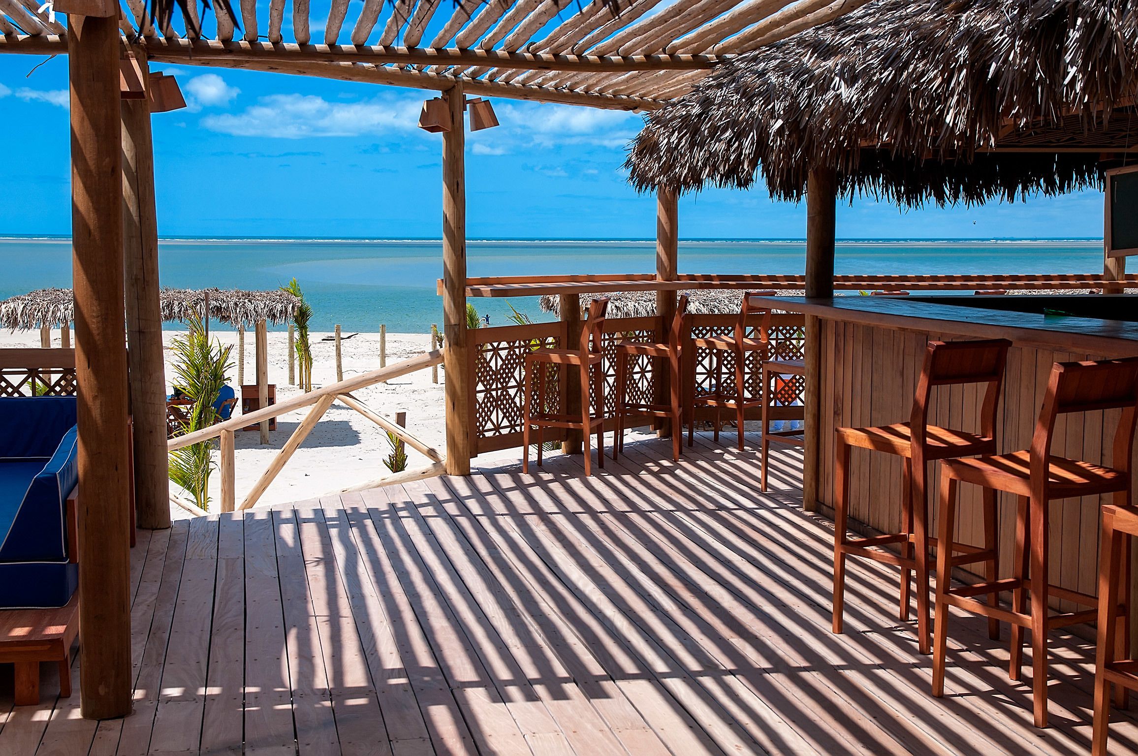 2 bares/lounges, bar ao lado da piscina, bar na praia