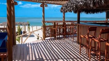 2 bares/lounges, bar ao lado da piscina, bar na praia