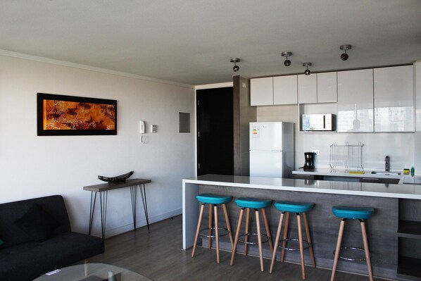 Standaard appartement, 2 slaapkamers | Privékeuken | Een koelkast met diepvriezer, een microgolfoven, een oven, een kookplaat