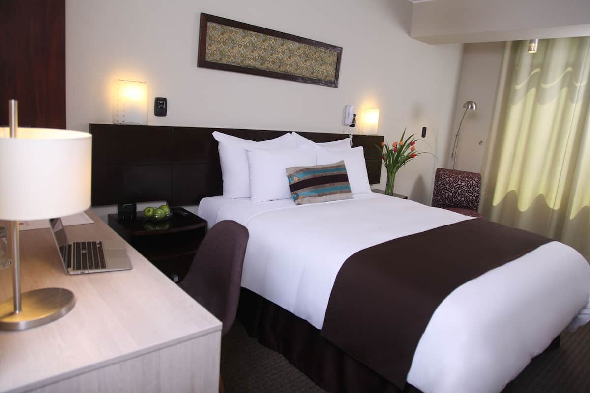 Deluxe Room, Bathtub | Premium bedding, minibar, in-room safe, desk