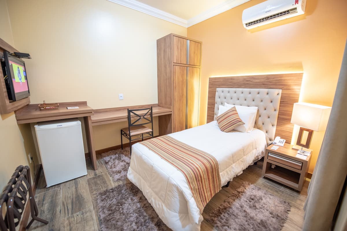 luxury single room | minibar, desk, rollaway beds, free wifi