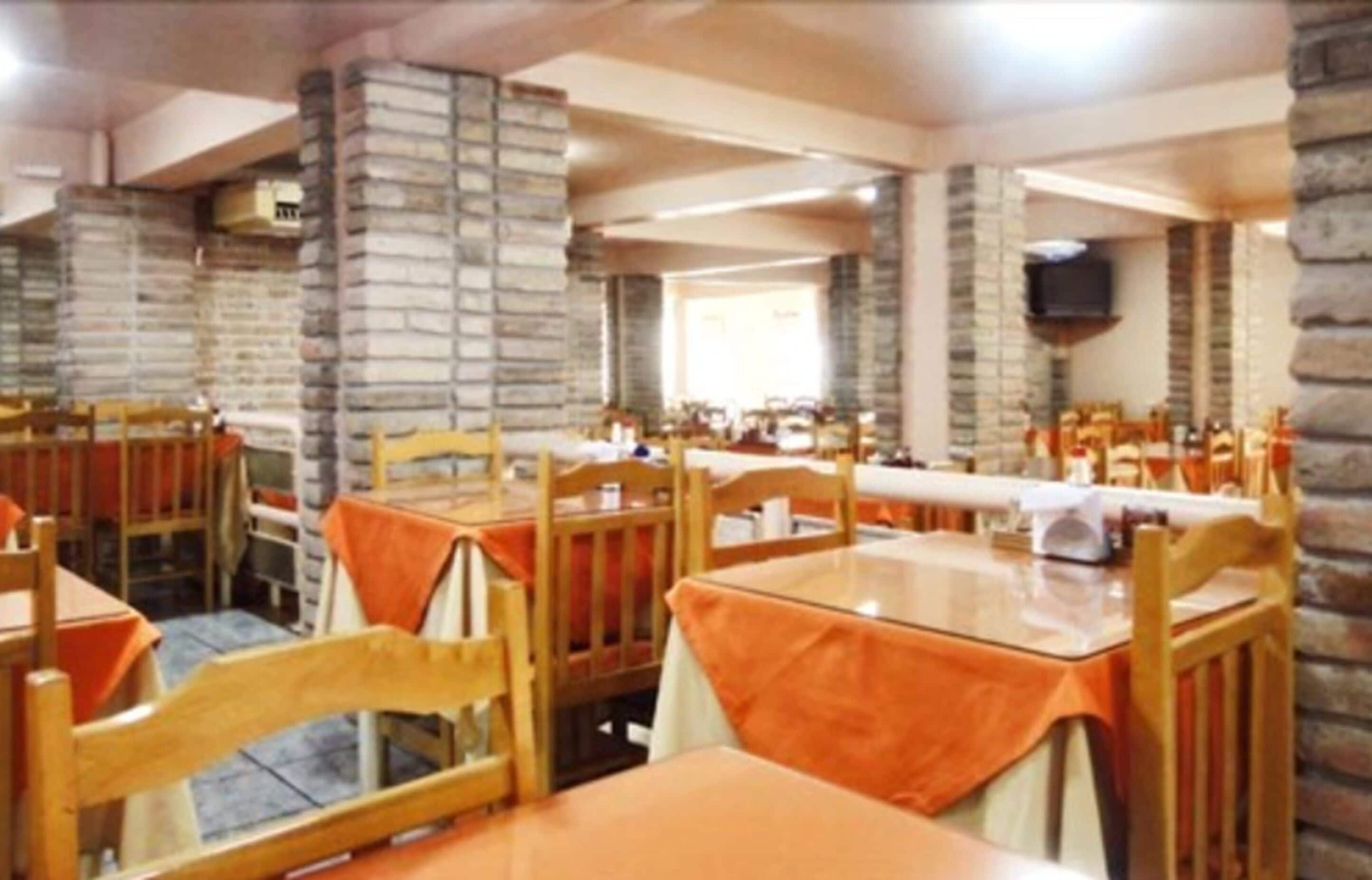 breakfast, lunch and dinner served