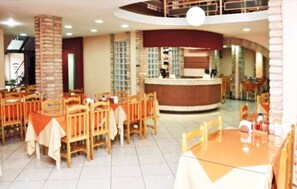 Breakfast, lunch and dinner served - Hotel Alles Blau (Pelotas)